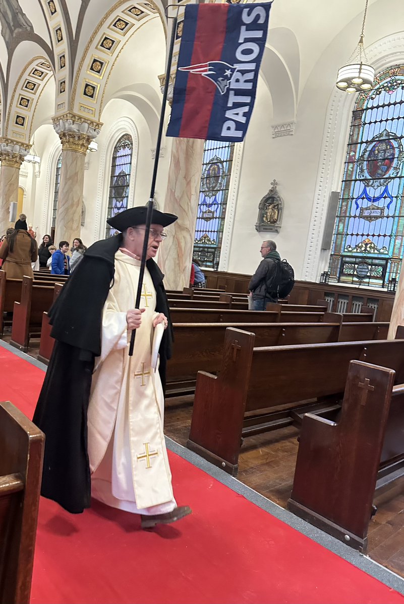 Father Joseph White led a prayer for the Patriots ahead of the Super Bowl during Sunday mass at Sacred Heart Italian Church in the North End.

💙

📸: <a href="/tiabev/">tia bev</a>