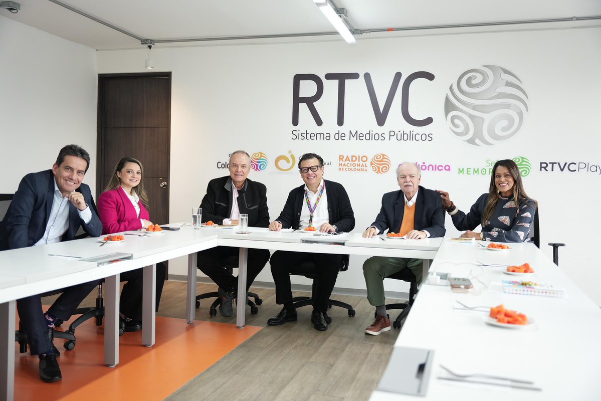 ❗️Atención❗️

Llegaron los fichajes. 

Ya están en las instalaciones de <a href="/RTVCco/">RTVC Colombia</a> en Bogotá Iván Mejía y Tato Sanint.

En minutos 🕥 presentación oficial en directo por  <a href="/SenalColombia/">Señal Colombia</a> y <a href="/RadNalCo/">Radio Nacional CO</a>  y sus 74 frecuencias en todo en el país. 

#RadioNacionalesMundial