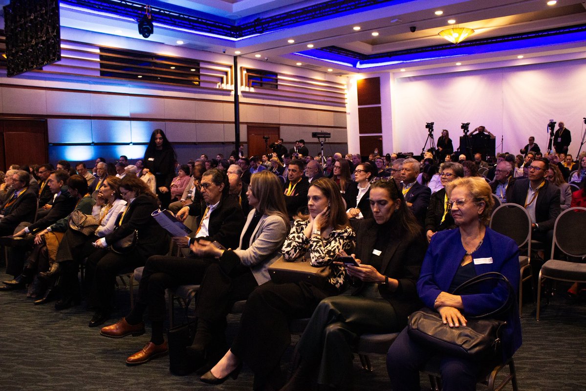 ¡Construir país desde las regiones! 🇨🇴
Así vivimos el #GranForoColombia2026: el desarrollo no se piensa solo desde el centro, nace en los territorios.
Desde Rotorr seguimos transformando conocimiento en soluciones reales. <a href="/RevistaSemana/">Revista Semana</a> <a href="/RevistaDinero/">Revista Dinero</a>