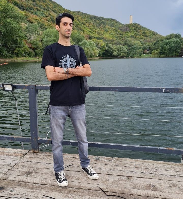 ۱۲ روز در بی‌خبری مطلق.
امیرحسین صیرفی (ایمان) کجاست؟‌
به چه اتهامی بازداشت شده؟
خانواده‌ش تا کی باید چشم‌انتظار کوچک‌ترین خبری از فرزندشون باشن؟
#امیرحسین_صیرفی 
#بازداشت_غیرقانونی