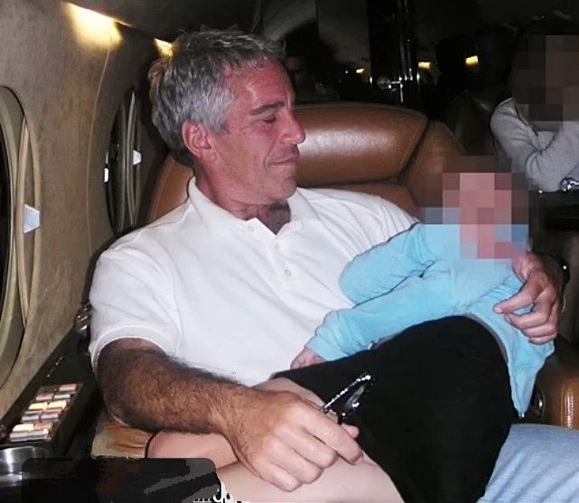 ig9wi's tweet image. 🚨 The UAE’s Aziza Al-Ahmadi convinced Jeffrey Epstein to buy a palace in the Emirates for prostitution, blackmail, and kidnapping!

Epstein originally wanted to buy the palace in Saudi Arabia, but Aziza convinced him that the UAE was "safer and better" for his activities.…