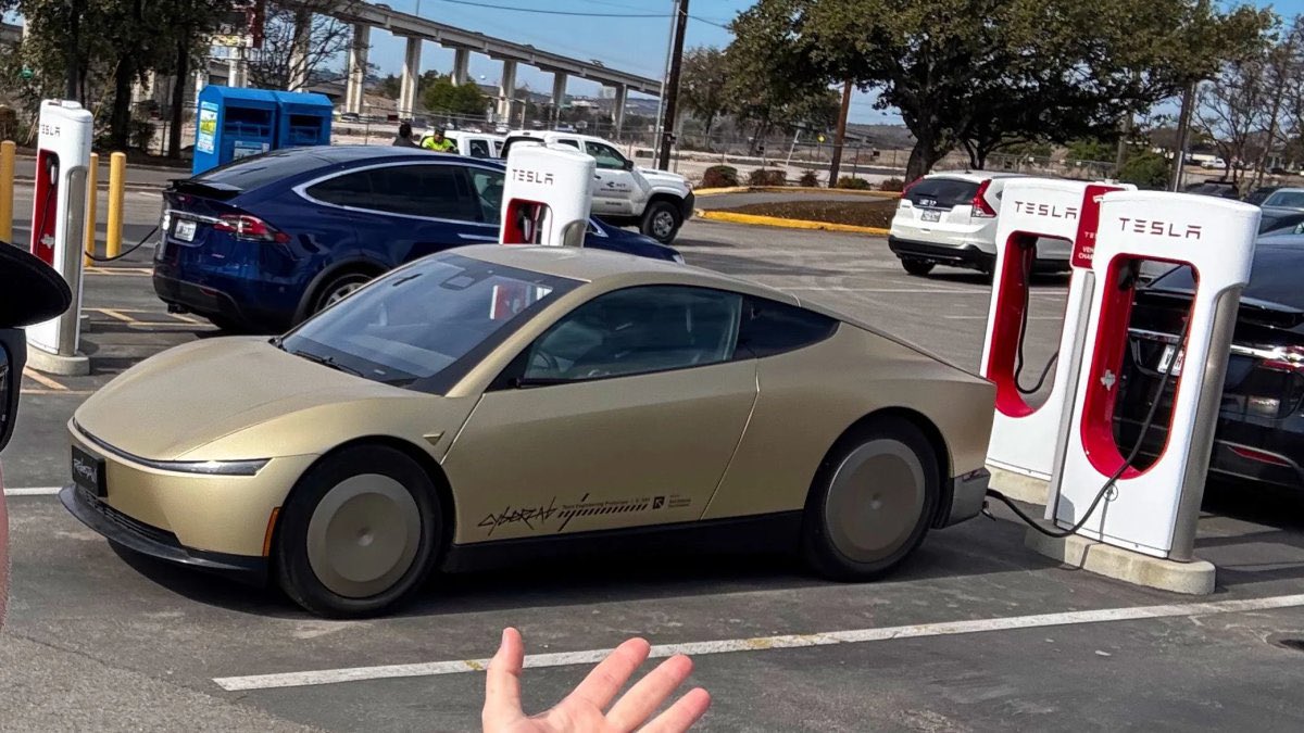 TheTeslaLife's tweet image. #Tesla #Cybercab Charging Port and Butterfly Doors in Action 
notateslaapp.com/news/3564/tesl…