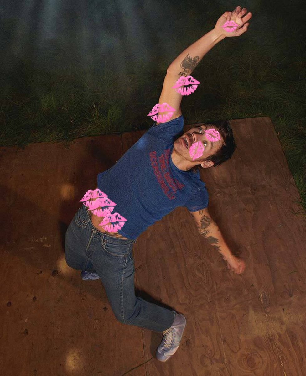 It says "KISS ALL THE TIME". The kissies are a need!