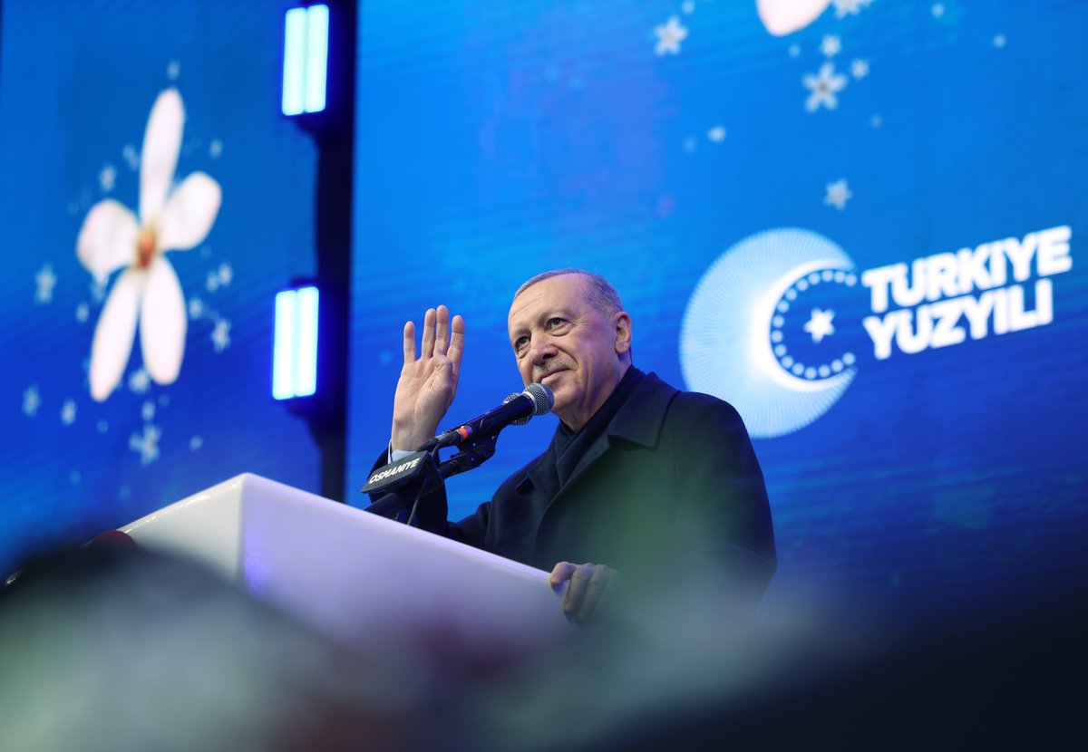 RTErdogan's tweet photo. Bizler beşer olarak elbette geçmişe dönemez, zamanı durduramaz, kaybettiğimiz canları ne yazık ki geri getiremeyiz.

Evet, zaman pek çok şeyin ilacıdır, şifasıdır, yaralarımızın merhemidir.

Ama şurası da bir gerçek ki bazı acıları dindirmeye zaman bile yetmez.                   

6 Şubat depremlerinde milyonlarca insanımızın kimi anne babasını, kimi kardeşini, kimi canından çok sevdiği evladını, kimi de yoldaşını, hayat arkadaşını kaybetti.

Nice kalpler dağlandı, nice hayatlar yarım kaldı, nice canlar bir gecede ahiret yurduna göç eyledi.

Tüm bunlar, şüphesiz bir milletin tarihi boyunca yaşayacağı en zorlu sınavlardan, hafızasında taşıyacağı en çetin imtihanlardan biridir.

Fakat biz metanet, sabır, tevekkül ve dirayet sahibi bir milletiz.

Ümitsiz olmayı, yeise kapılmayı yasaklayan bir inancın mensuplarıyız.

Acımızı tabii ki yaşayacağız, yasımızı tabii ki tutacağız ama geleceğe bakmayı, ne olursa olsun yola devam etmeyi de asla ihmal etmeyeceğiz.

Birbirimize destek olduk ve olacağız.

Birbirimizin yaralarını sardık ve saracağız.

Bizi büyük millet yapan ne kadar kıymet varsa hepsine sıkı sıkıya sarılacak, bunlara sahip çıkacağız.