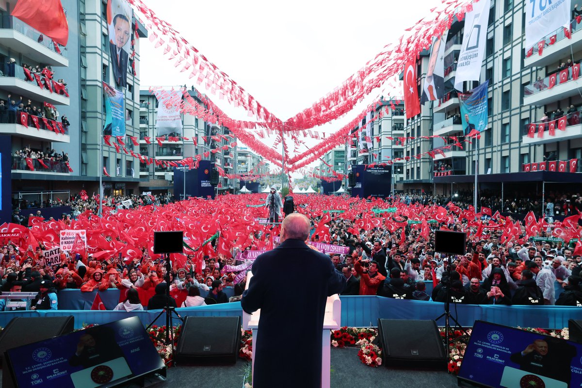 RTErdogan's tweet photo. Bizler beşer olarak elbette geçmişe dönemez, zamanı durduramaz, kaybettiğimiz canları ne yazık ki geri getiremeyiz.

Evet, zaman pek çok şeyin ilacıdır, şifasıdır, yaralarımızın merhemidir.

Ama şurası da bir gerçek ki bazı acıları dindirmeye zaman bile yetmez.                   

6 Şubat depremlerinde milyonlarca insanımızın kimi anne babasını, kimi kardeşini, kimi canından çok sevdiği evladını, kimi de yoldaşını, hayat arkadaşını kaybetti.

Nice kalpler dağlandı, nice hayatlar yarım kaldı, nice canlar bir gecede ahiret yurduna göç eyledi.

Tüm bunlar, şüphesiz bir milletin tarihi boyunca yaşayacağı en zorlu sınavlardan, hafızasında taşıyacağı en çetin imtihanlardan biridir.

Fakat biz metanet, sabır, tevekkül ve dirayet sahibi bir milletiz.

Ümitsiz olmayı, yeise kapılmayı yasaklayan bir inancın mensuplarıyız.

Acımızı tabii ki yaşayacağız, yasımızı tabii ki tutacağız ama geleceğe bakmayı, ne olursa olsun yola devam etmeyi de asla ihmal etmeyeceğiz.

Birbirimize destek olduk ve olacağız.

Birbirimizin yaralarını sardık ve saracağız.

Bizi büyük millet yapan ne kadar kıymet varsa hepsine sıkı sıkıya sarılacak, bunlara sahip çıkacağız.