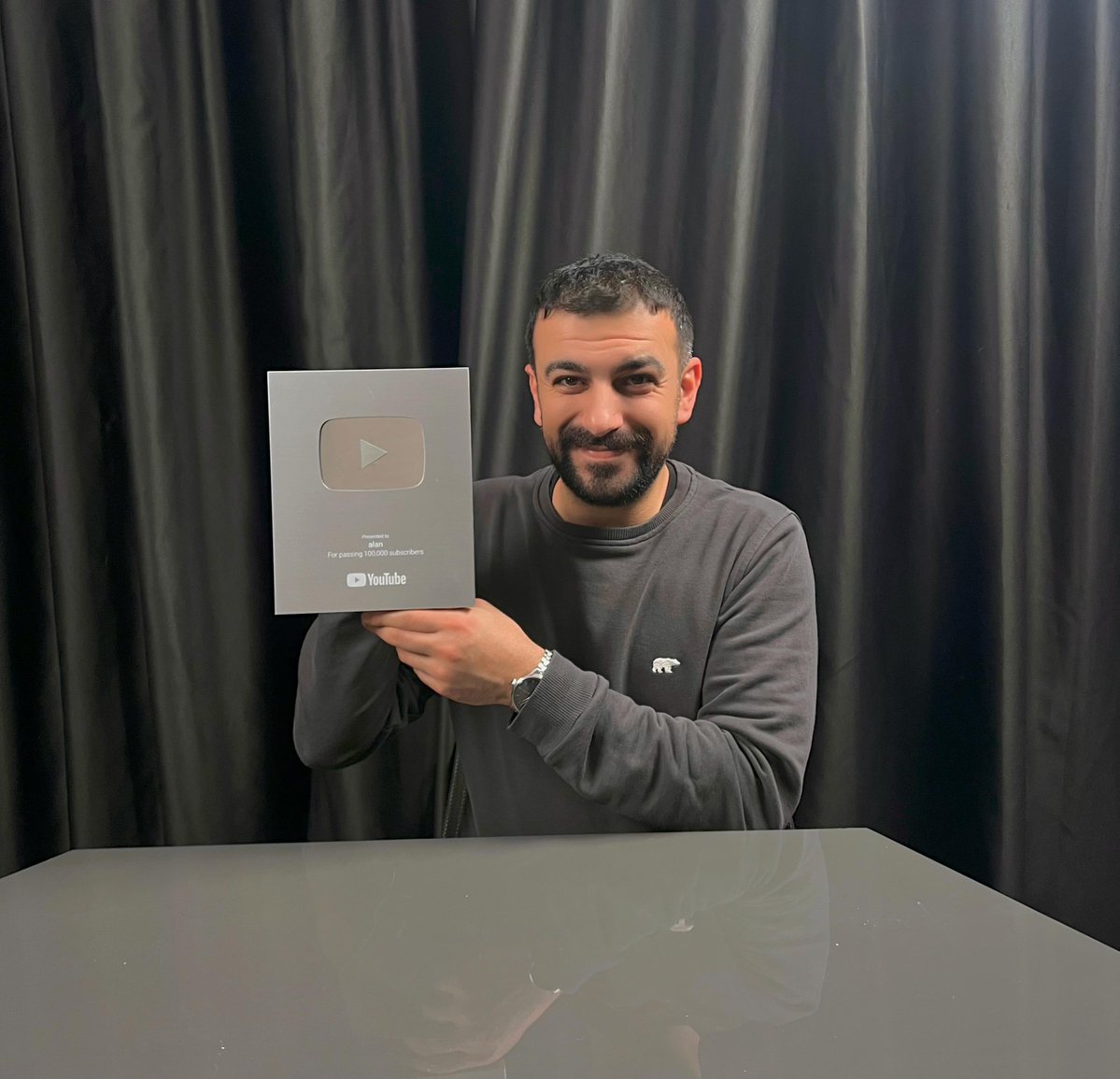 YouTube, alan’ın 100 bin abone plaketini gönderdi. Binbir emekle 100K olduk; şimdi sıra 200K’da. Gazeteciliği “gazeteciler” olarak sürdürüyoruz. Yani arkamızda sermaye grupları yok. Bu yüzden özgürüz :) Ekonomik model olarak ise izleyiciyi referans aldık. Yani izleyicinin destek