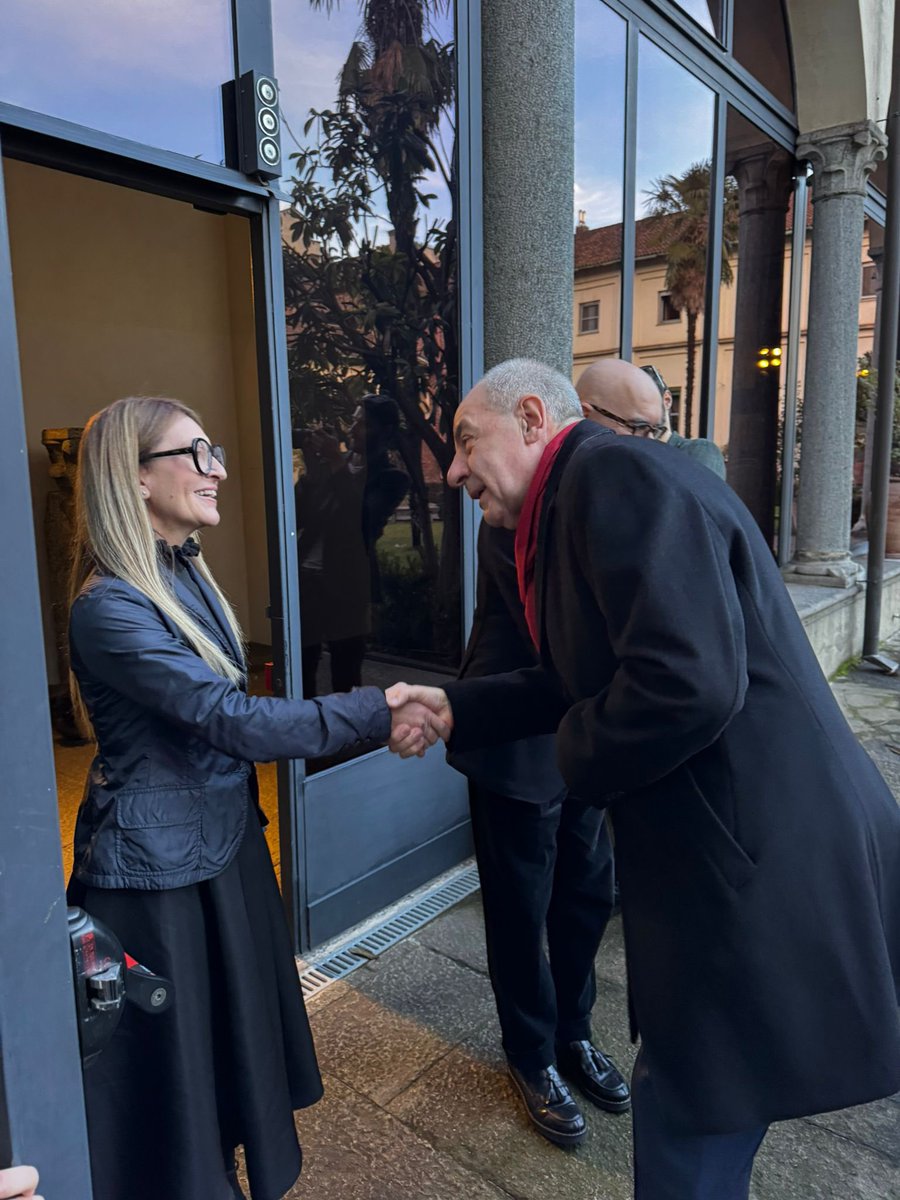 GrandeBrera's tweet photo. Ieri il Cenacolo Vinciano ha accolto un’ulteriore visita istituzionale, ospitando il Presidente dell’Ungheria, Tamás Sulyok.
Un momento di incontro nel segno dell’arte e del dialogo culturale internazionale, che conferma il valore universale dell’Ultima Cena di Leonardo. https://t.co/bBPPLD9EAY