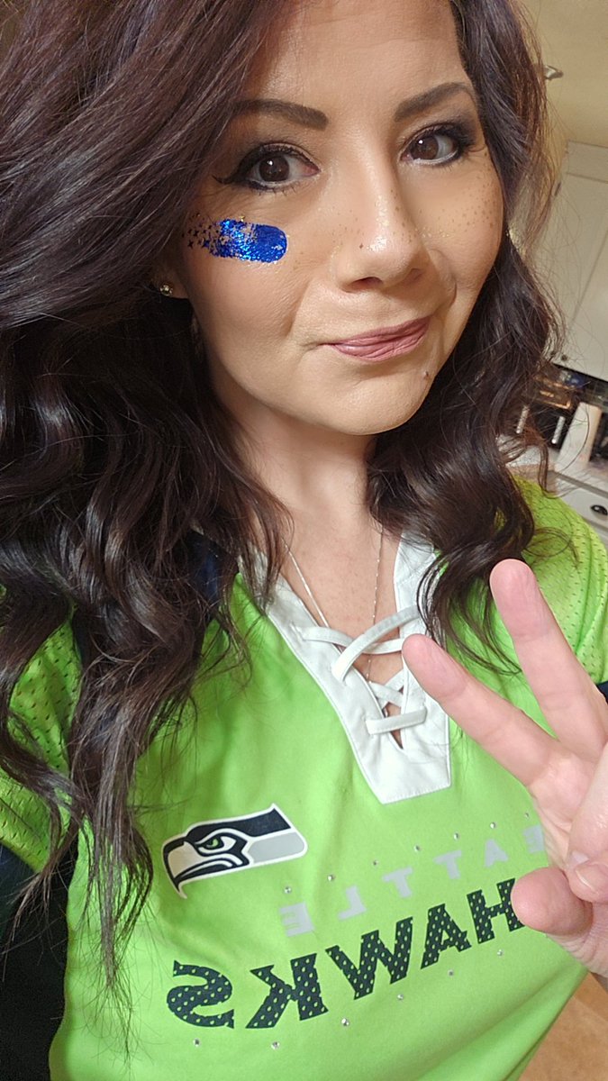 RayMarkAble1's tweet photo. Its the OFFICIAL LAST #BlueFriday if the season!!! #ITS A #SUPERBLUEFRIDAY #LFG #Seahawks #GoHawks #SuperBowl Show your Blue Pride yall!!! Woooooo!!!! #12 https://t.co/MqUNnNoO48