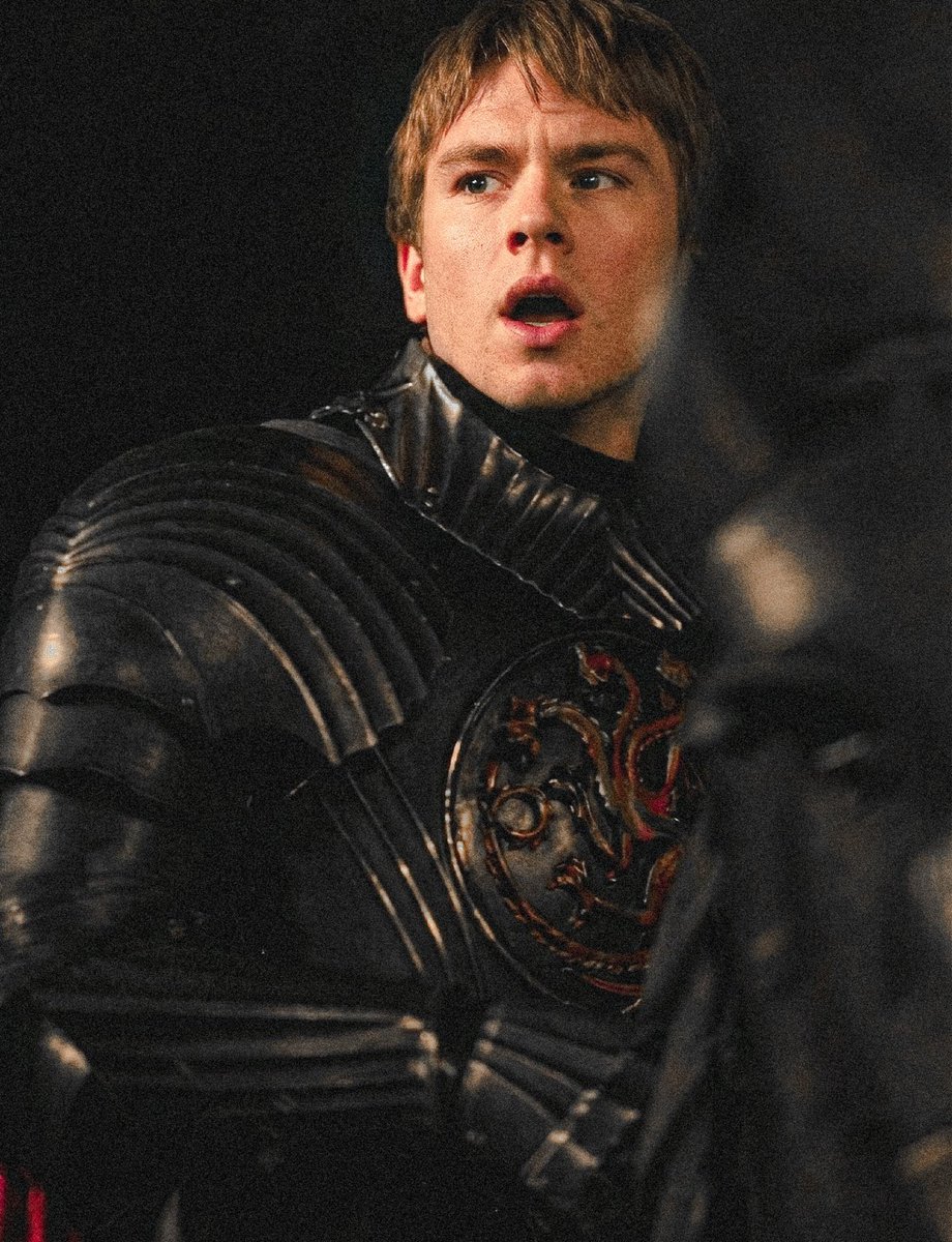 universo_got's tweet image. “Não tinha a pretensão de entrar nas listas em Vaufrexo, meu senhor, então não trouxe armadura. Meu filho foi bastante gentil em me emprestar a dele.”

– Baelor Targaryen em ‘O Cavaleiro Andante’
#OCavaleirodosSeteReinos