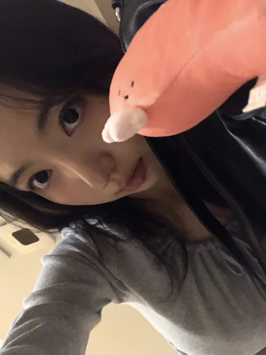 얘들아 셀카는 무조건 아이폰8이야
무보정 기카인데
조명.각도.표정. << 이 세가지만 신경쓰면 됨!!