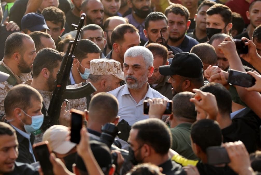 mos_lm1911's tweet image. في زمن وسياق آخر، لكانت الجيوش وملايين الرجال يأتمرون بأمره، مترقبين شارة الشجاع.

أبونا يحيى الكاسر، الهصور، العنيد.