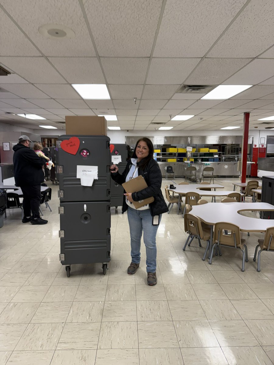 Our amazing cafe crew is finishing up the free kids meal preparations! Come on out and get one for your child from 10:00-11:00am today, Friday February 6, 2026!😃🍽️🥛🦁