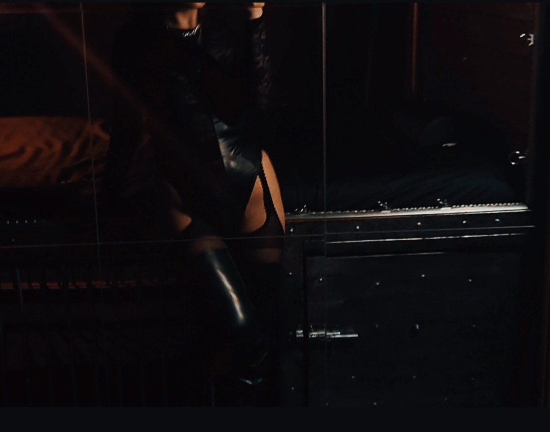 LadyyBrigit's tweet photo. Heute und die ganze restliche Woche im Studio Mabella,  lass uns zusammen herausfinden wer der dominatere Part von uns beiden ist 🖤

@MabellaStudio #leatherlover #switcher #dom #sub https://t.co/KZKgSzOvV6