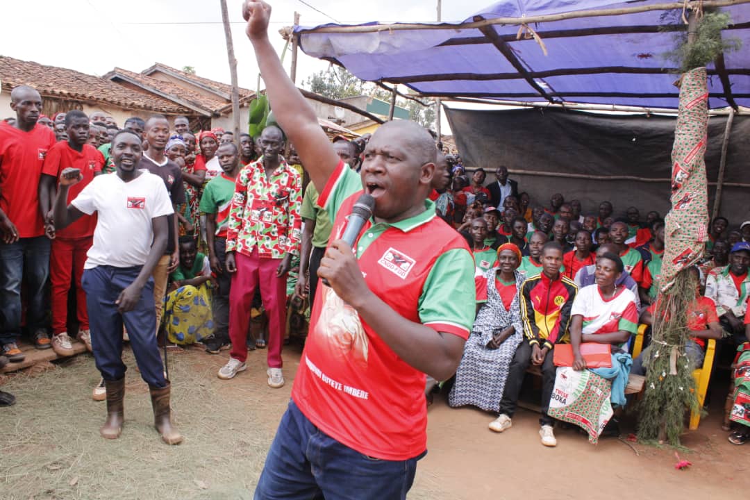 CnddFddButanyer's tweet photo. #Muhanga, 6/2/2026 #kwigina #intsinzi.
 Ibiti vy'ivoka 240335 nivyo bimaze guterwa, 28431 navyo bikaba bimaze komekerwa ivoka za #Ruhere. Vyashikirijwe n'umunyamabanga wa @cnddfdd muri zone #Rango mugihe  bari baramutse bigina intsinzi ya 2025. https://t.co/UceEYiS7cO