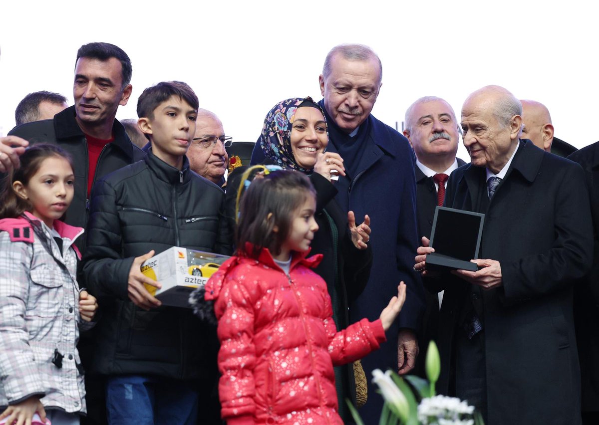 "Devlet-millet dayanışmasının en güzel örneğini sergileyerek depremin açtığı yaraları beraberce sardık. Türkiye'mizin gücünü dünyaya bir kez daha gösterdik."

Cumhurbaşkanımız Sayın Recep Tayyip Erdoğan, 'Küllerinden Doğdu Yine, Türkiye'min Gücüne Bak' temasıyla düzenlenen 6