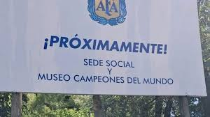 feracevedook's tweet image. La AFA inicio los trabajos del nuevo predio administrativo y museo en Pilar. Chiqui Tapia personalmente clavando tabiques de madera.
#AFAno #presos #chorros