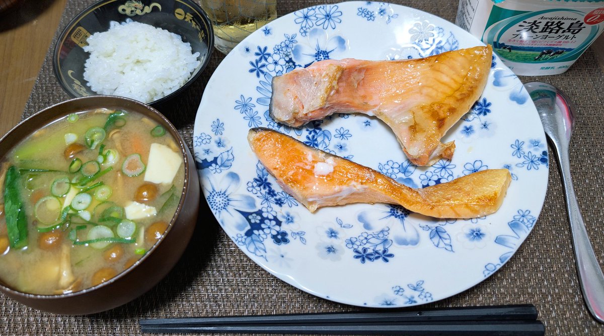 yobarasikey's tweet photo. 今夜は、焼き塩鮭となめこの味噌汁

レンチン解凍してクックパーで焼くだけ。ホクホクとろとろでめちゃ旨い😋👍✨

#おうちごはん https://t.co/z7DWh0GY6B