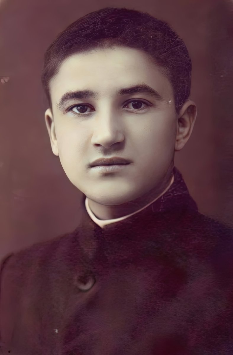 #saintdujour 

Bienheureux Adalbert Nierychlewski († 1942)
Prêtre martyr du nazisme

Arrêté en fin 1941 par la Gestapo,
il échange son sort contre celui d'un père de famille.
Emprisonné à Cracovie,
puis déporté à Auschwitz,
il meurt torturé,
plongé dans de l'eau glacée, puis de