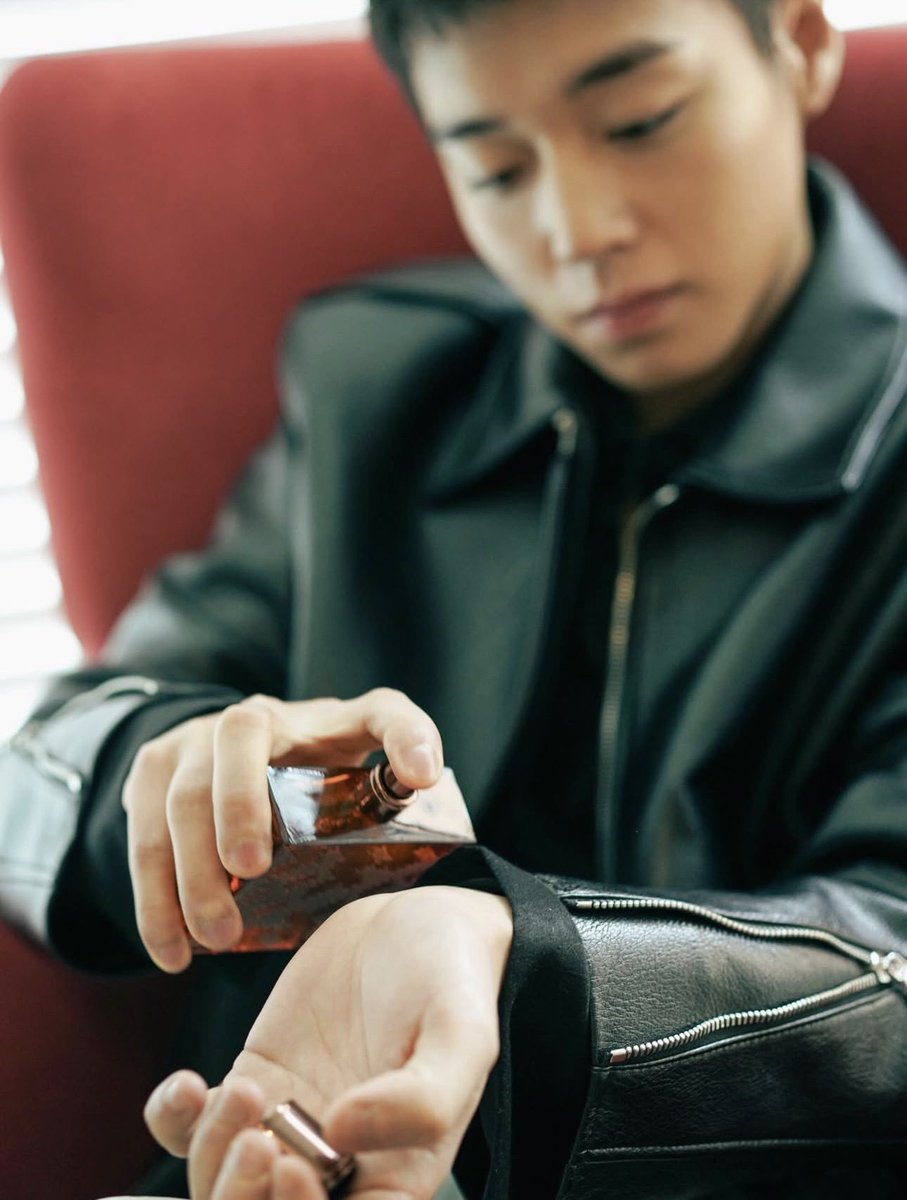 maymexico's tweet photo. 🐰Jihoon compartió fotos en colaboración con Versace:

“#Publicidad Perfume Versace Eros Najim Pour Homme.
Me gusta la nota oriental y el aroma amaderado que permanece después.”

✨Mira el post:https://t.co/nZj2kbEJsK

#PARKJIHOON #0529_JIHOON #YYentertainment #박지훈 #MAYMEXICO https://t.co/IAjQIjnI9g