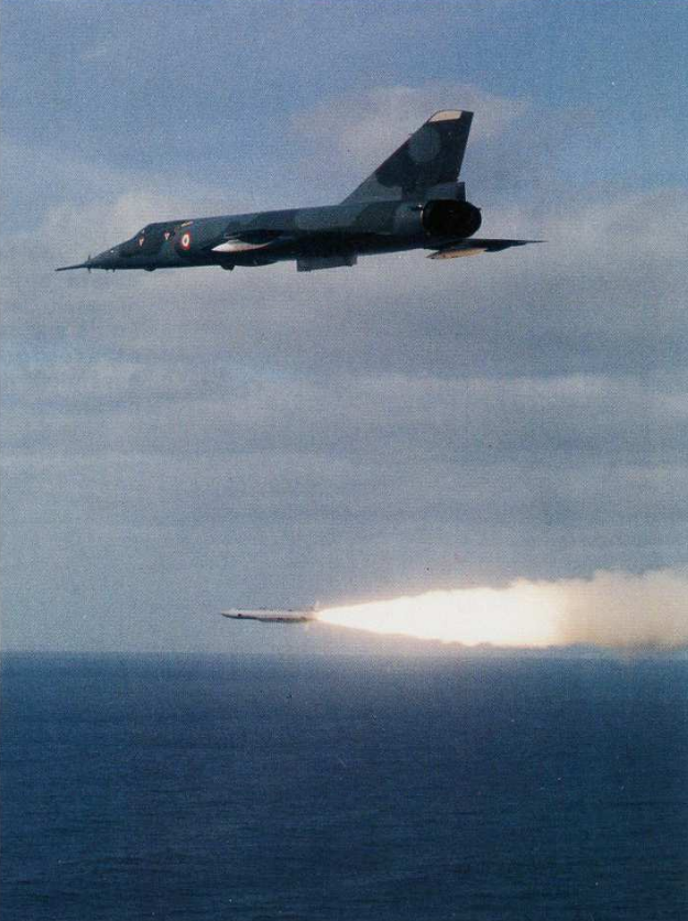 🇫🇷 The Beauty and the Beast ☢️

A Mirage IV supersonic bomber from the French Strategic Air Forces (FAS) firing an ASMP nuclear supersonic cruise missile over the Atlantic Ocean, probably sometime in the 90s.

📸 CEAM