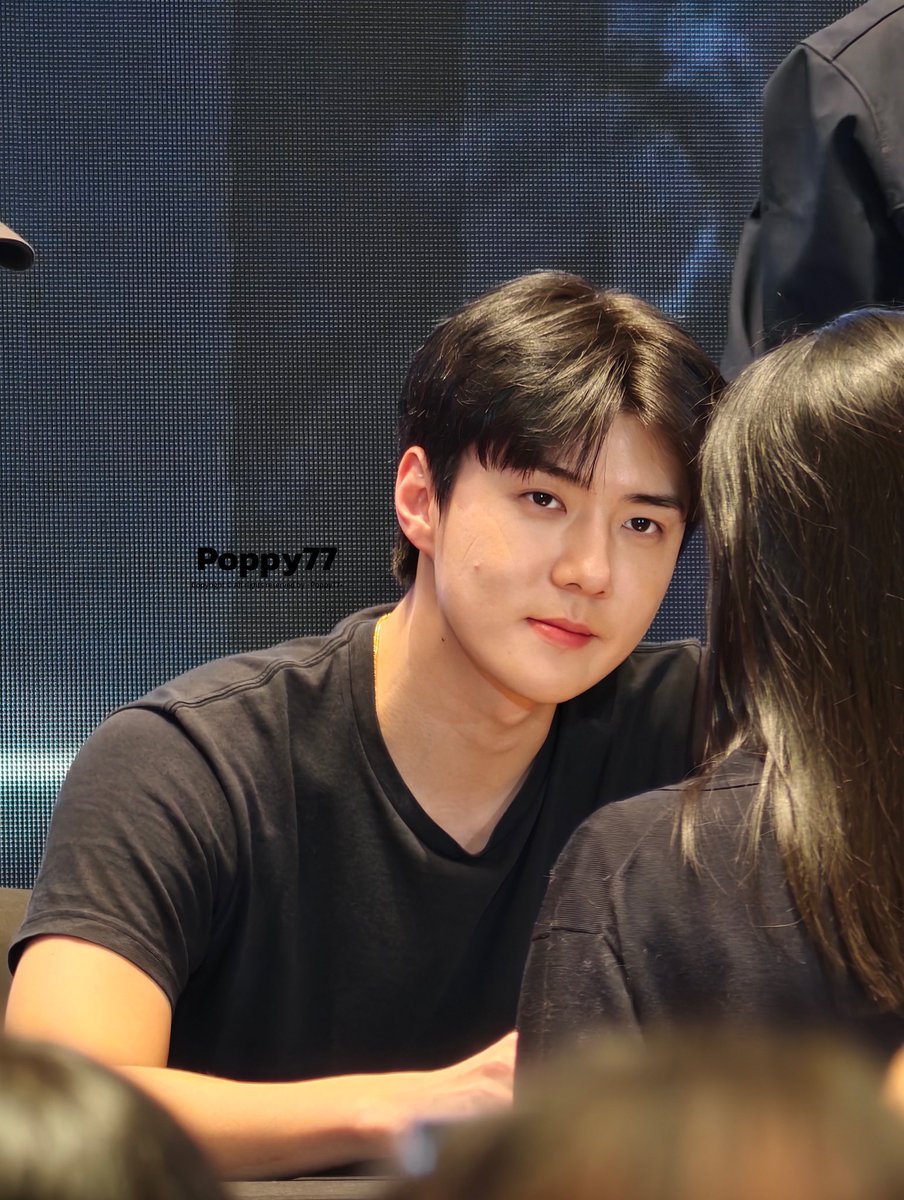 dia ada jerawatnya makin ganteng