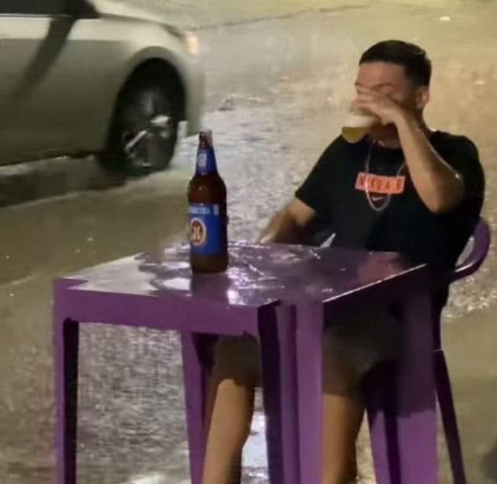 *Antes embriagado do que iludido*

Eu embriagado e iludido: