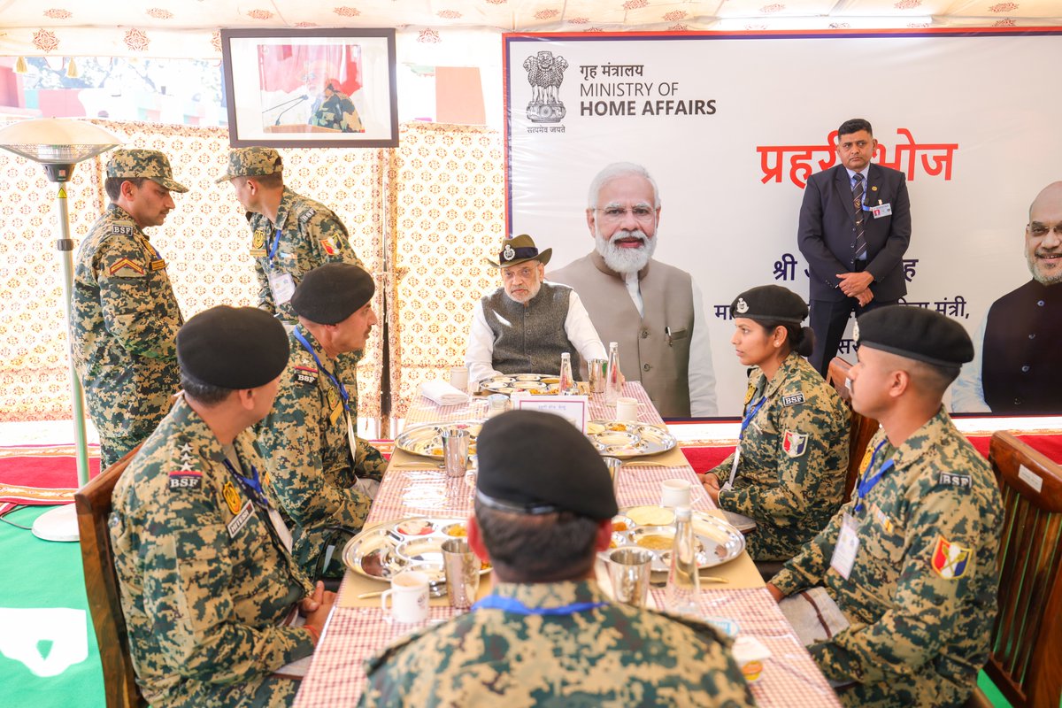 AmitShah's tweet photo. सुरक्षा बलों का ‘बड़ा खाना’ एक साथ भोजन करने की ऐसी परंपरा है, जो जवानों के बीच मैत्री भाव को बढ़ाती है और उन्हें एक परिवार की तरह संवेदना के सूत्र से जोड़ती है। आज जम्मू-कश्मीर में भारत-पाकिस्तान सीमा पर स्थित बोबिया बॉर्डर आउट पोस्ट में जवानों के साथ ‘बड़ा खाना’ में शामिल हुआ। https://t.co/jQfrFBQSEP