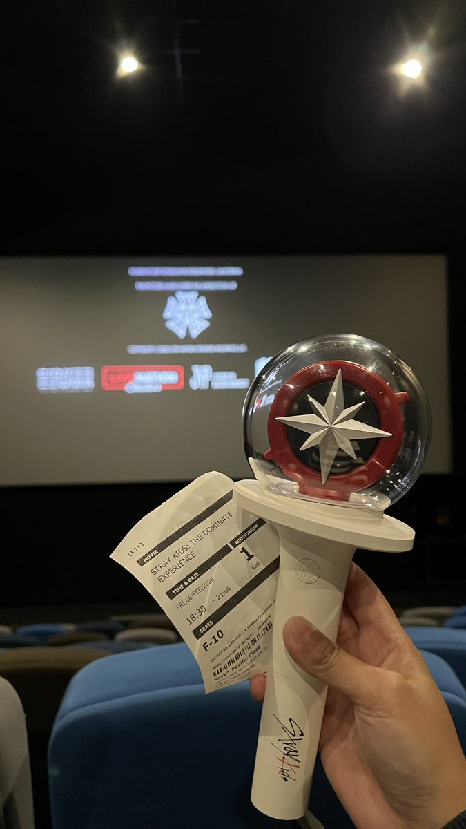 beat_yun's tweet photo. While watching the movie, I felt very happy and very proud to be a Stay 🤍🥹. Stray Kids... all eight of you... thank you for being in this world. Thank you for being the source of my happiness ❤️ #The_dominATE_Experience #StrayKids https://t.co/mVCPnOsYqR