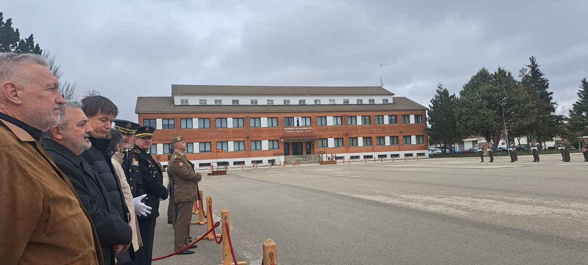 SubGobBUR's tweet photo. 🗓 #AGENDA | Esta mañana en la base militar Cid Campeador se ha celebrado el LX aniversario de la creación del Regimiento de Ingenieros nº 1 #RING1 del @EjercitoTierra y 3️⃣0️⃣ años de su ubicación en #Burgos al que ha asistido el subdelegado del Gobierno, Pedro de la Fuente https://t.co/MEycFRqobr