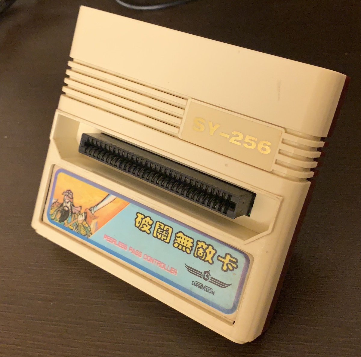 先週末に必死こいて端子を磨いてたのはこいつ
supervisionのファミコン用チートデバイス
メモリの0x0000〜0x07FFを書き換えられるのでゲームジニーやロッキーとは違ってプロアクションリプレイ的な動きをするよ