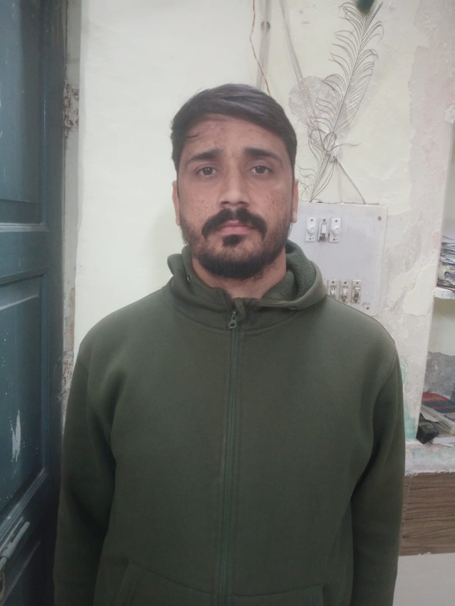 JEn. भर्ती (री-एग्जाम) पेपर लीक मामले में बड़ी कार्रवाई:-
कनिष्ठ अभियंता संयुक्त भर्ती परीक्षा 2020-21 के पेपर लीक मामले में एक और आरोपी सुरेश कुमार की गिरफ्तारी हुई है।
यह केवल एक गिरफ्तारी नहीं, बल्कि उन हज़ारों मेहनती युवाओं के सपनों के साथ हुए संगठित अपराध का पर्दाफाश है।
SOG