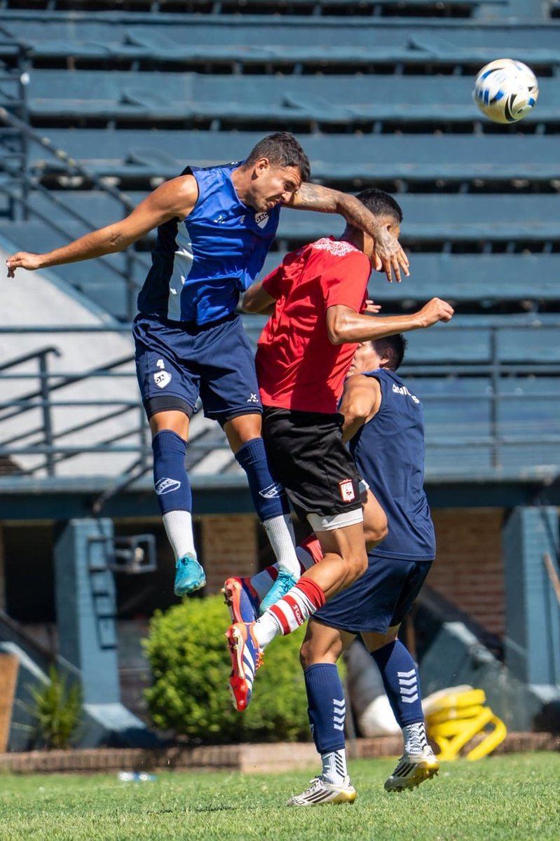 qacoficial's tweet photo. ⚽ 𝐀𝐦𝐢𝐬𝐭𝐨𝐬𝐨 𝐝𝐞 𝐩𝐫𝐞𝐭𝐞𝐦𝐩𝐨𝐫𝐚𝐝𝐚

Quilmes disputó un amistoso de pretemporada frente a Deportivo Morón, en una jornada que se dividió en dos partidos de dos bloques de 30' cada uno.

🔹Primer partido.
❌️ 0 - 1

📋 Marinelli; Vallejos, Kippes, Recalde, Bindella; Vera, Yangali, Martínez; Batista; Domínguez, Lavezzi.

Ingresaron: Fernández, T. Ortega, Spetale

🔹Segundo partido.
🤝🏼 1 - 1 (Barreto)

📋 Glellel; A. Ortega, Rasso, Romeo, S. Luna; Bolivar, Paredes, R. Luna, T. Ortega; Spetale, Fernández

Ingresaron: Marghetich, Yozwiak,  Barreto, Coronel, Postigo.
