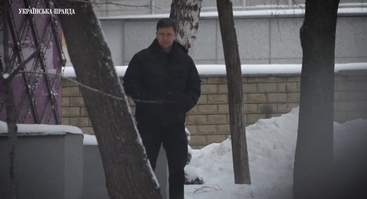 Зʼясувалося , що охороняли Єрмака - співробітники УДО
В телефонних книгах як: « Денис УДО» або «Сбп Ярмака»))))
Також постійно змінювали номери на автомобілях. 
Тобто, злочинця Єрмака охороняють за рахунок платників
податків