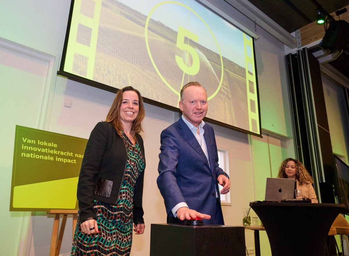 minlvvn's tweet photo. Het Nationaal Platform Agrarische Experimenteerlocaties is officieel van start! SG Roald Laperre gaf het startschot voor dit nieuwe platform. Het brengt agrariërs, onderzoekers en beleidsmakers samen om kennis te delen en de landbouw te verduurzamen! https://t.co/1A2DRnjnF7 https://t.co/wD30CmSIUh