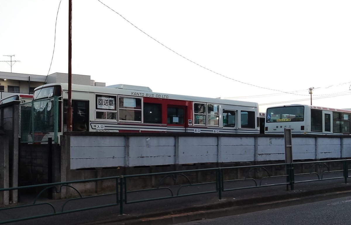 諸用で関東バスの青梅街道営業所の横を通ったら3扉車が車庫の奥に停められていた⋯
あれ？君は確か武蔵野営業所所属だったよね？
側面方向幕もヨレヨレだし⋯
まさか⋯
廃車⋯ではないよね？？