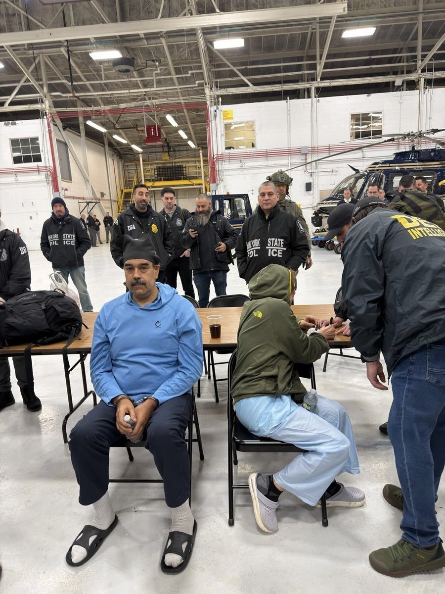 AnthonyDaquin's tweet image. 🚨 El que entendió, entendió 👇

El hermano siniestro le puso los puntos sobre las íes al que se hace pipí en los pantalones.

Con la próxima extradición de estas dos piezas clave que están en El Helicoide por cortesía del FBI 🪃

La defensa de los Maduro (Cilia y Nicolás)