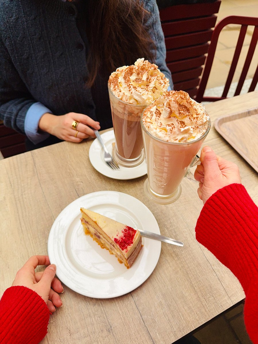 Catch up mode: ON. Hot chocolate mode: ALSO ON. 😍

Tag a friend and make <a href="/CostaCoffee/">Costa Coffee</a>, Team Valley, your weekend hangout! ☕🍫