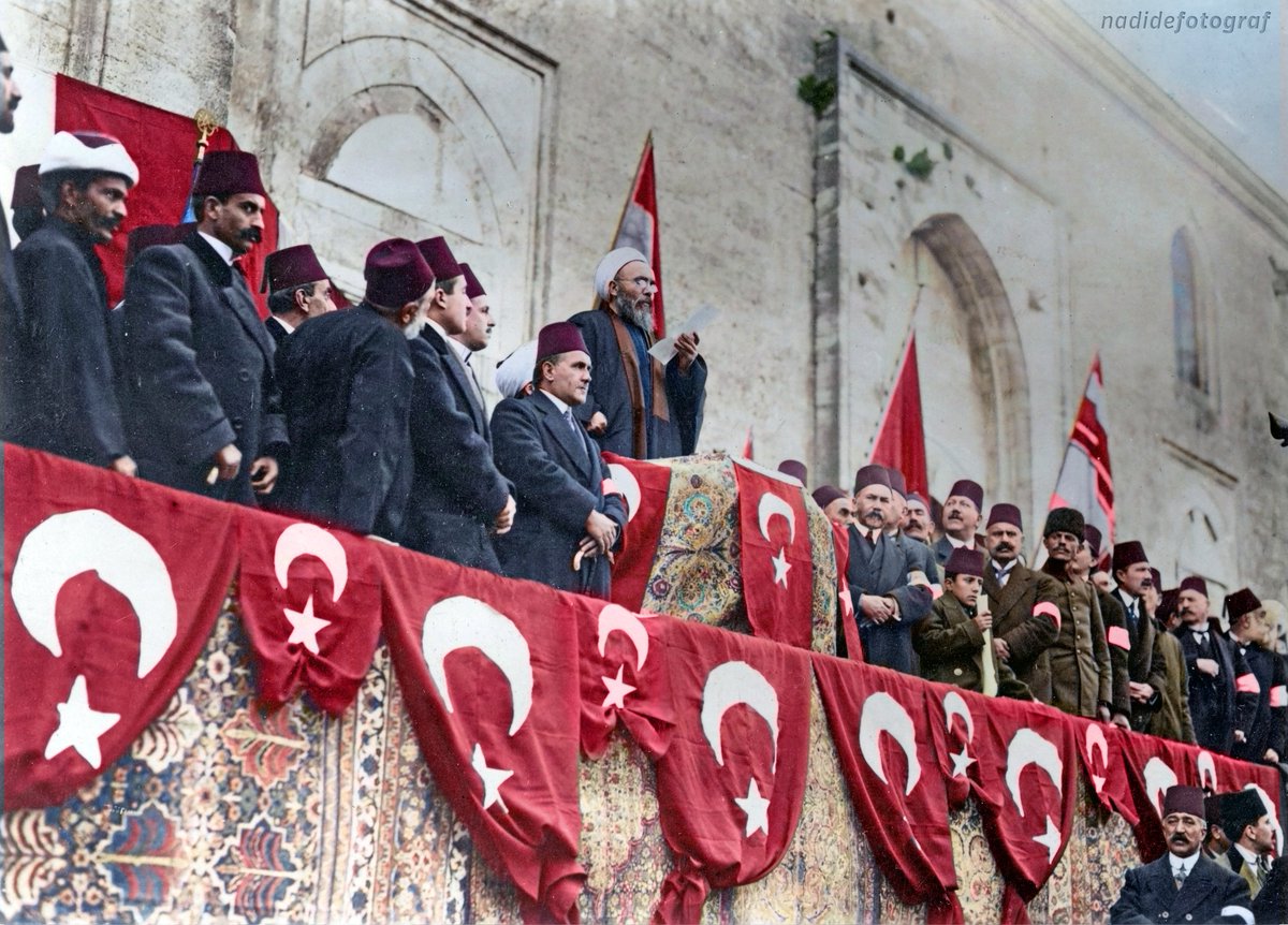Osmanlı Devleti’nin I. Dünya Savaşı’na girmesinden hemen sonra Ali Haydar Efendi Fâtih Camii avlusunda cihâd-ı ekber fetvasını okuyor.
