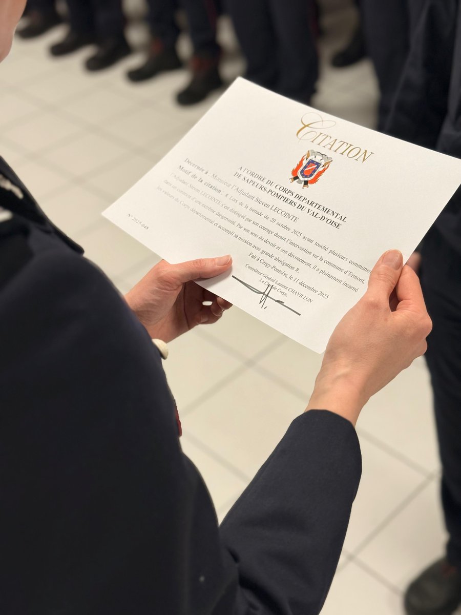Sdis_95's tweet photo. [Mise à l’honneur🎖️] Le jeudi 5 février s’est déroulée la cérémonie annuelle du Centre de Secours Principal d’Argenteuil, dédiée à la remise de distinctions aux sapeurs-pompiers du centre.

Cet événement s’est tenu en présence de Monsieur Cyril Alavoine, Sous-Préfet d’Argenteuil, de la Colonelle Blandine Lefort, Directrice Adjointe Départementale du #Sdis95, du Capitaine Frédéric Callewaert, Président de @udps95 du  ainsi que du chef de groupement.

À l’issue de cette cérémonie, le Sergent-Chef Florent Hanne a reçu le prix de l’innovation. Fortement investi au sein du #Sdis95, il se distingue par son engagement constant au service de la formation et de l’innovation.

Il est notamment porteur d’un projet dont l’objectif principal est de faciliter l’intégration et la formation des nouvelles recrues au sein du Centre de formation. 💫

Toutes nos félicitations pour son engagement exemplaire et cette distinction pleinement méritée.

Et un grand bravo à l’ensemble des récipiendaires.👏

Crédit photo : CSP Argenteuil