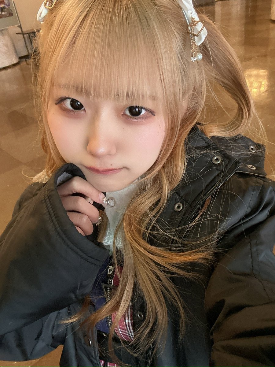 金髪やだけど暗くするのもったいないのでピンクとかしたいなーのきもち