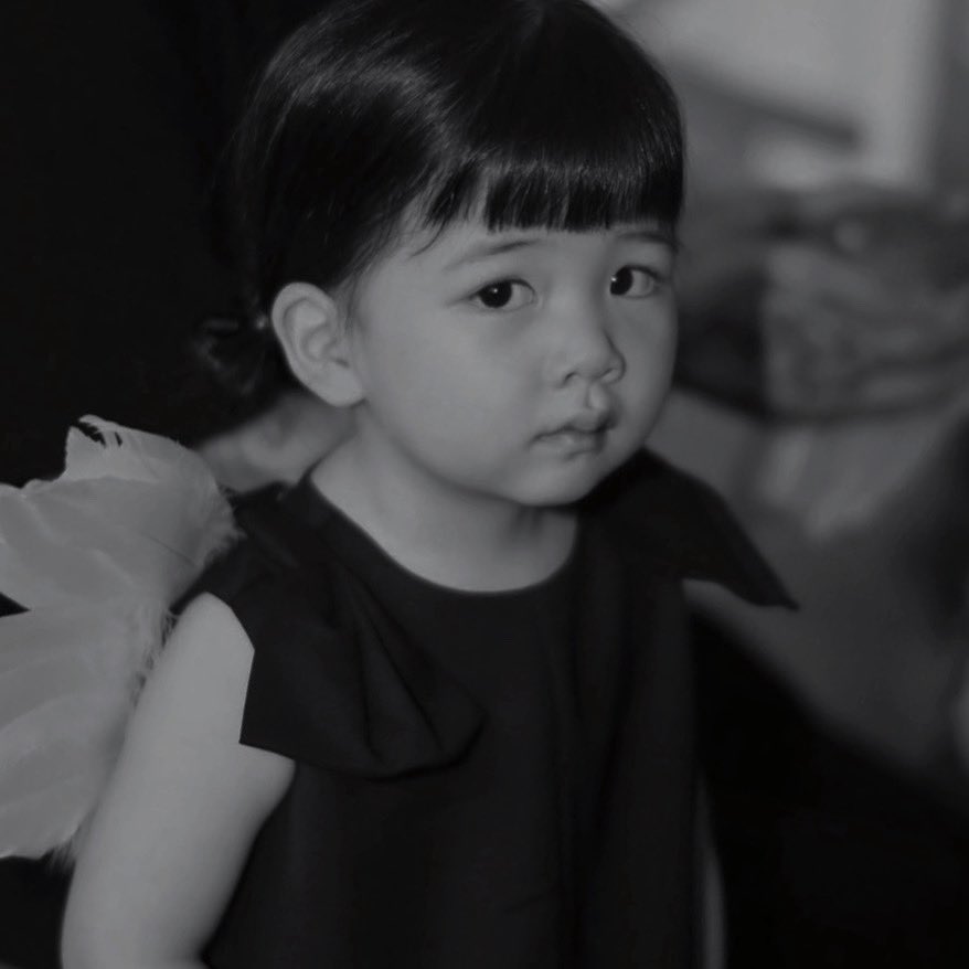 ⠀
⠀
𝗠𝗢𝗢𝗡.     Dengan ini, saya ingin menyampaikan bahwa, mulai sekarang, Oceanna merupakan seorang ibu tunggal dari seorang anak perempuan bernama Thalassa Aureliane (3 years old). Untuk SL terbarunya akan ditulis secara bertahap. Terima kasih! 🖤
⠀
⠀