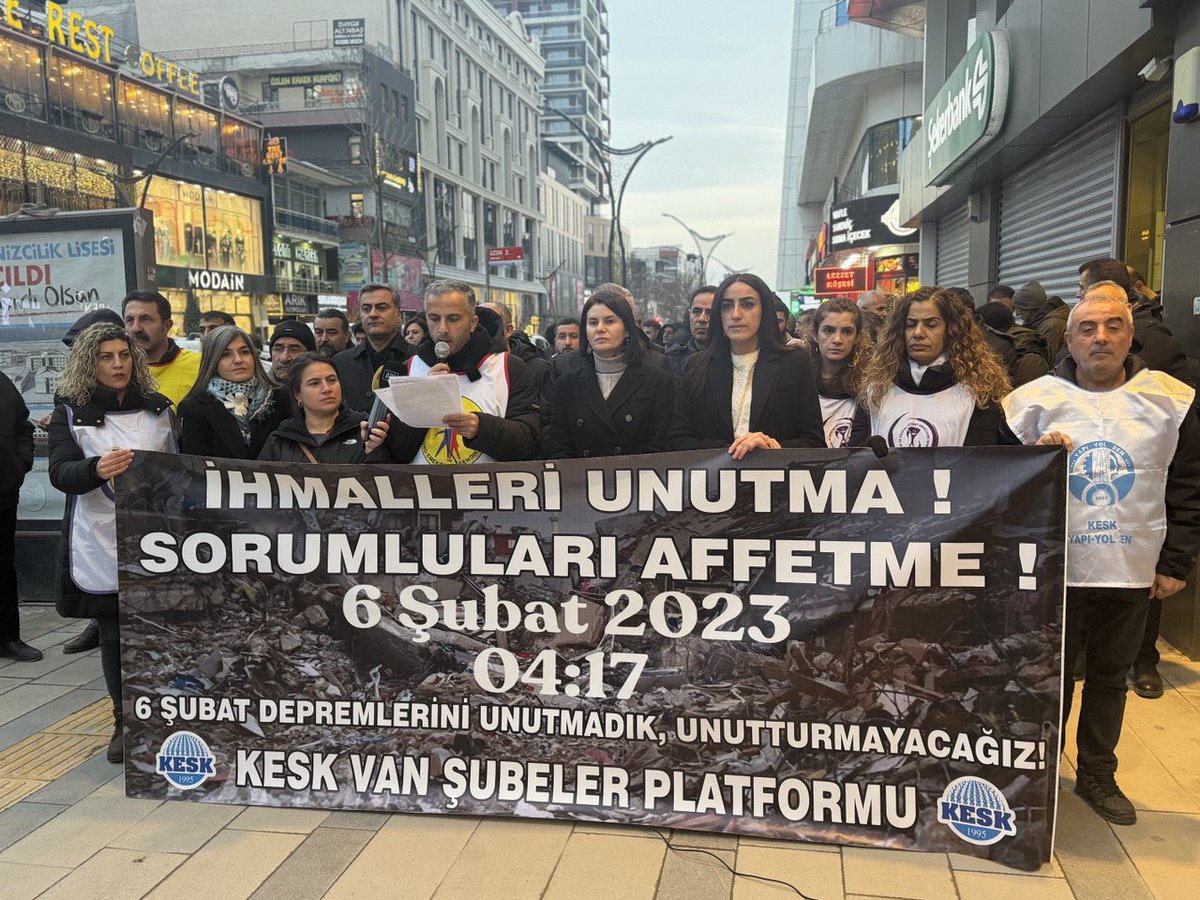 GulcanKcmzSyygt's tweet photo. #Van’da #KESK’in 6 Şubat depremiyle ilgili yaptığı basın açıklamasına katılarak kaybettiklerimizi andık. Bunun yanında içimizi acıtan ihmalleri de unutmadık ve bugün de çözüm bekleyen sorunları bir daha hatırlattık. https://t.co/a3bbuPqwj8