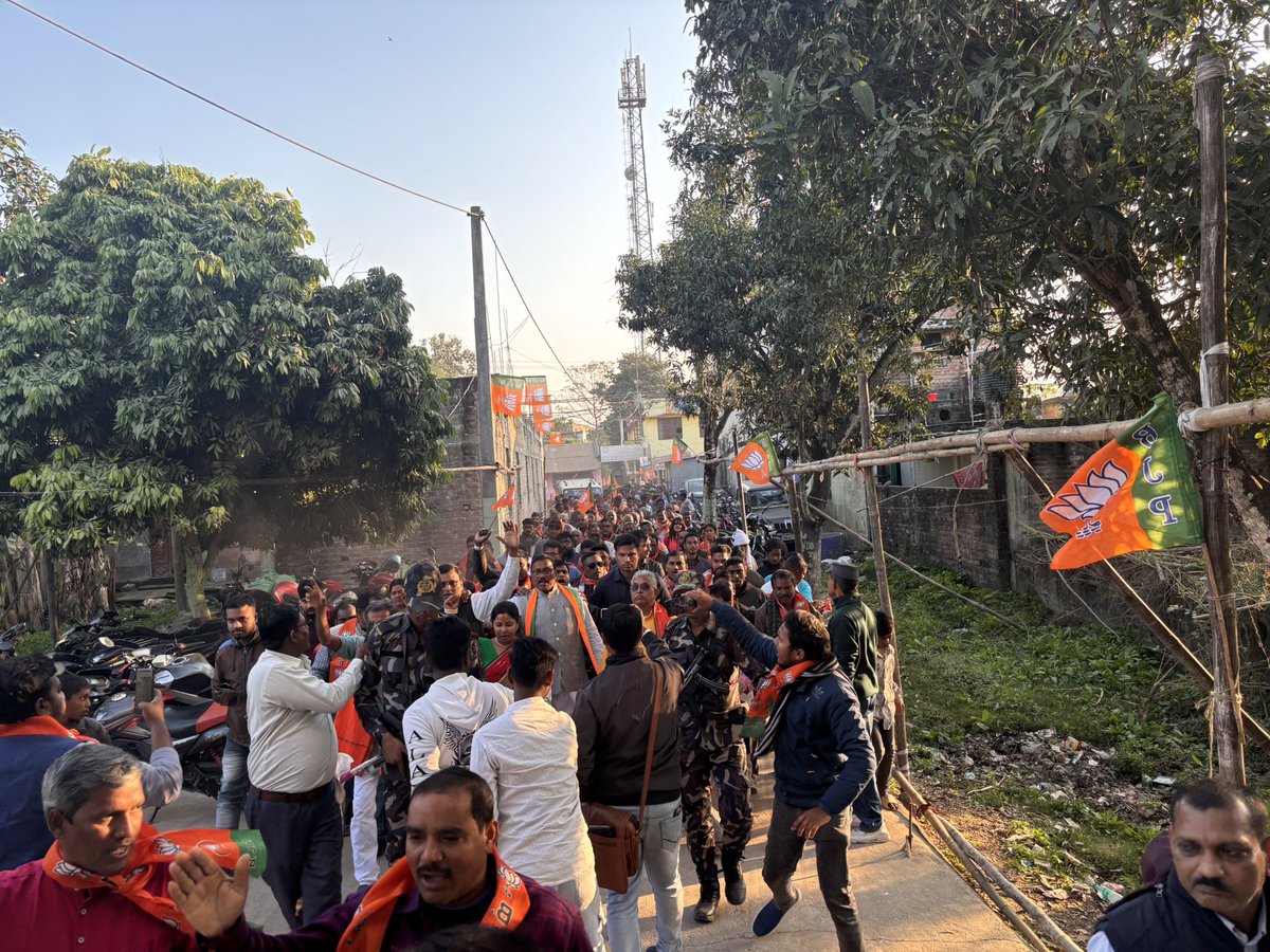 1.1 Today, Booth Vijay Sammelan of Mandal No. 1 of Baishnabnagar was organised at Naru Lala’s Lodge.Our former MLA Shri Swadhin Kumar Sarkar, along wth party office bearers &amp; mandal workers, was present. A large number of enthusiastic members of the public also attended the prog