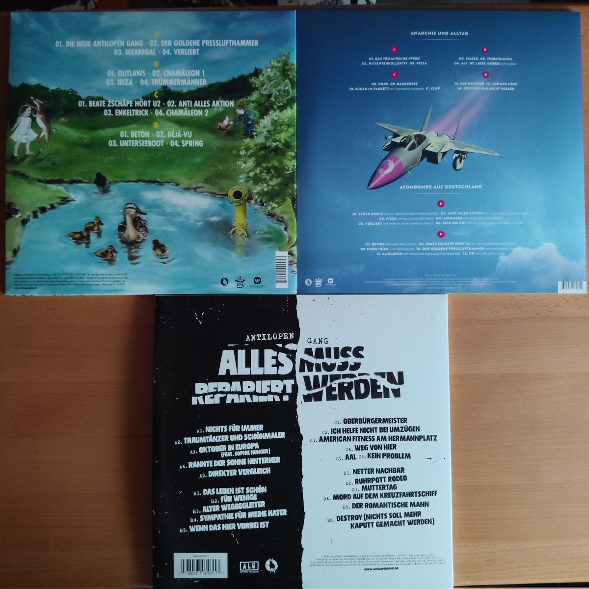 JustiBasti's tweet image. 'Abbruch Abbruch' hatten wir ja schon auf Vinyl, also haben wir uns jetzt auch noch die restlichen Alben der @antilopengang auf Vinyl zugelegt :3 

#AntilopenGang #Aversion #AnarchieundAlltag #Allesmussrepariertwerden