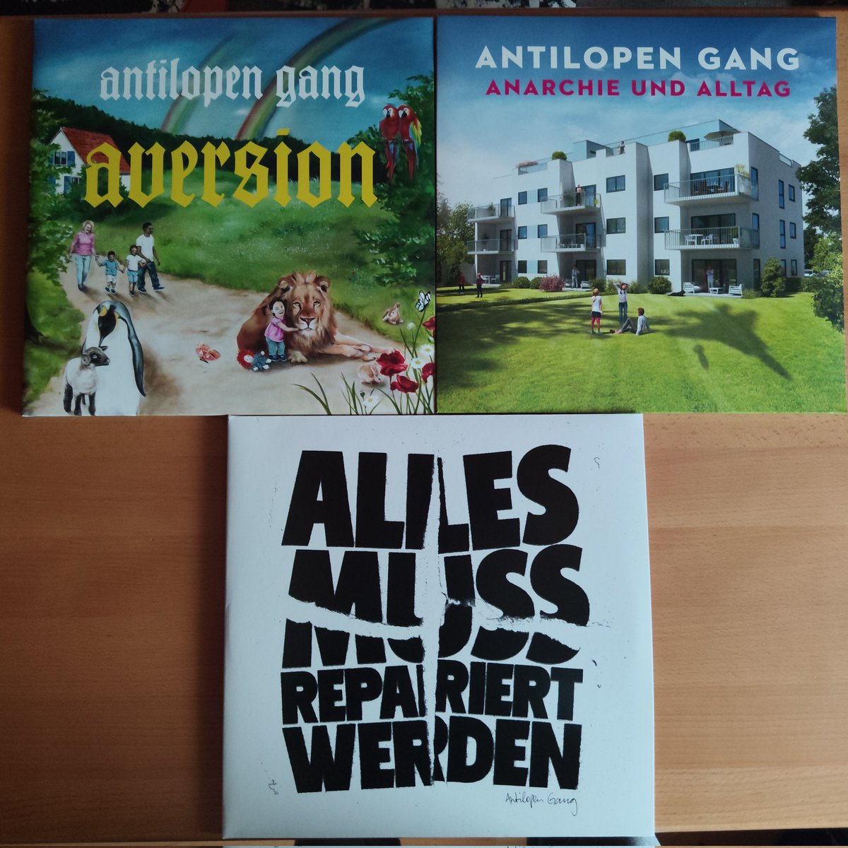 JustiBasti's tweet image. 'Abbruch Abbruch' hatten wir ja schon auf Vinyl, also haben wir uns jetzt auch noch die restlichen Alben der @antilopengang auf Vinyl zugelegt :3 

#AntilopenGang #Aversion #AnarchieundAlltag #Allesmussrepariertwerden