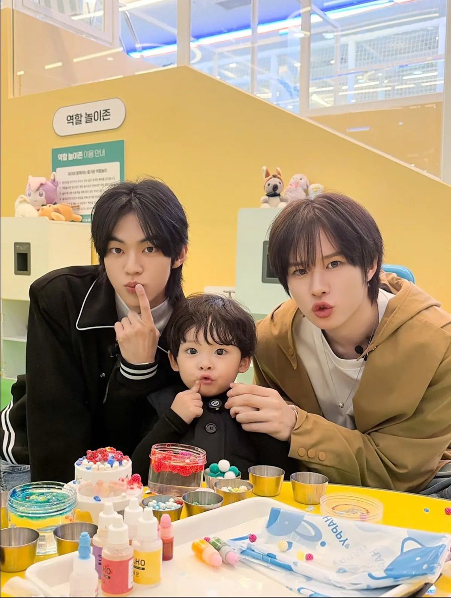 R0Blov5's tweet photo. 스튜디오슬램 게시물에 늑댕즈랑 이진이😍😍 https://t.co/jk2sxShVRX