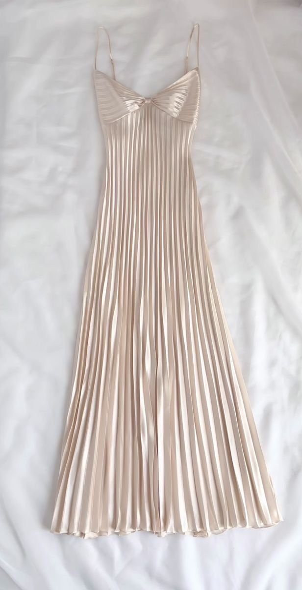 archivedlooks's tweet photo. One of the prettiest dresses I've ever seen https://t.co/YtxfLdYCDz