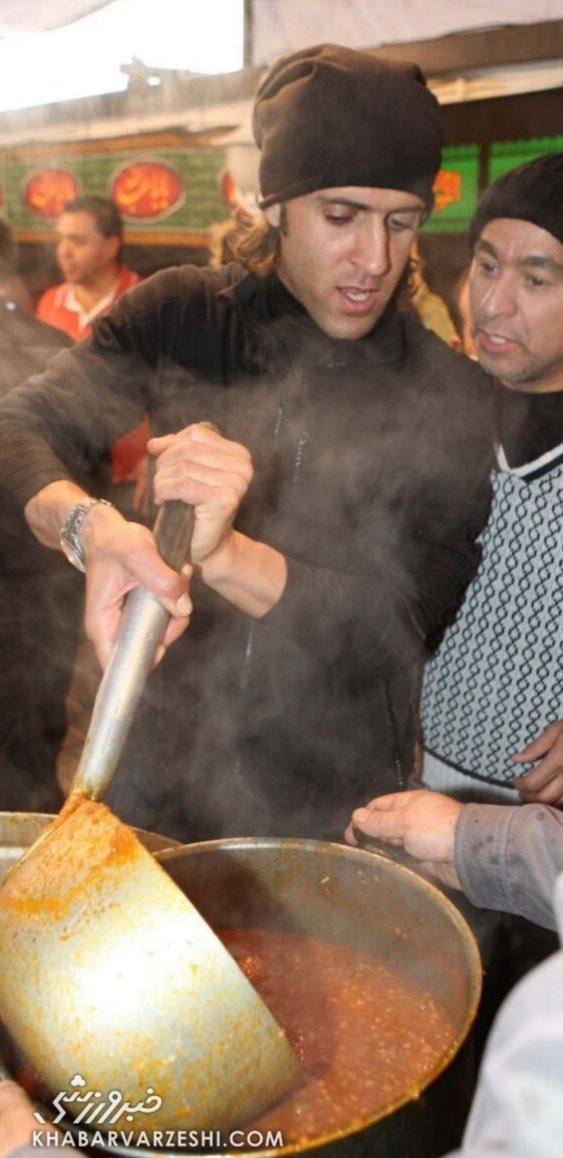 شرف!
زمانیکه #گلشیفته_فراهانی 
با آن سن کم مبارزه را شروع کرد و هزینه‌اش هم داد، آقای علی کریمی داشت نذری برای حکومت اسلامی تبلیغ می‌کرد و بعدش هم می‌خواست رییس فدراسیون فوتبالش بشود، ملت را احمق حساب نکنید.
#زن_زندگی_آزادی