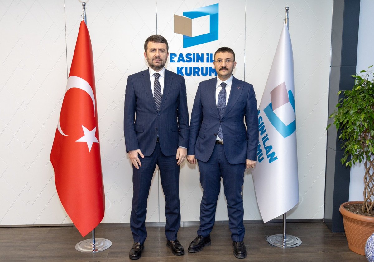 Sılehi Aşireti Liderimiz Sayın Mehmet Alayı ATLI; Cumhurbaşkanlığı Kararnamesi ile Basın İlan Kurumu Genel Müdürlüğüne atanan Sayın Abdulkadir ÇAY’ı İstanbul’daki makamında ziyaret ederek hayırlı olsun dileklerini iletti.
Sayın Genel Müdüre nazik ev sahipliği ve yakın ilgisinden