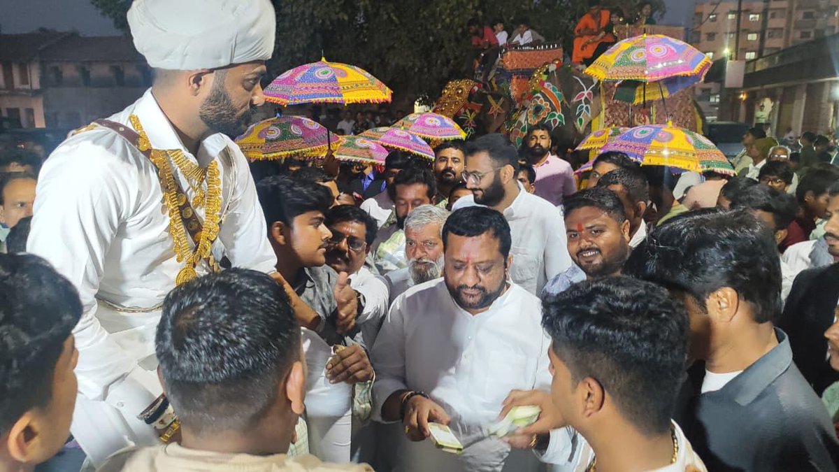Kiritbhai_Patel's tweet photo. 📍ખામધ્રોળ(જૂનાગઢ)
આજરોજ જૂનાગઢ મહાનગરપાલિકા ના કોર્પોરેટર શ્રી કિરીટભાઈ ભીંભા ના સુપુત્ર ચિ. સાવન કુમાર ના શુભલગ્ન પ્રસંગે ઉપસ્થિત રહી શુભકામનાઓ પાઠવવાનો અવસર મળ્યો. 💐
પરંપરા, સંસ્કાર અને આત્મીયતાથી ભરપૂર આ પ્રસંગ ખરેખર આનંદદાયક રહ્યો.
નવદંપતિને સુખી, સમૃદ્ધ અને સફળ વૈવાહિક જીવન માટે હાર્દિક શુભેચ્છાઓ 🙏
ઈશ્વર તેમને હંમેશા આરોગ્ય, આનંદ અને પરસ્પર સમજણ આપે તેવી પ્રાર્થના.